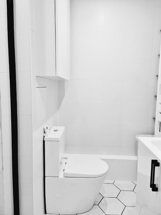 Chambre, Salle De Bain Et Salon Prive - Paris La Defense Puteaux Exterior foto